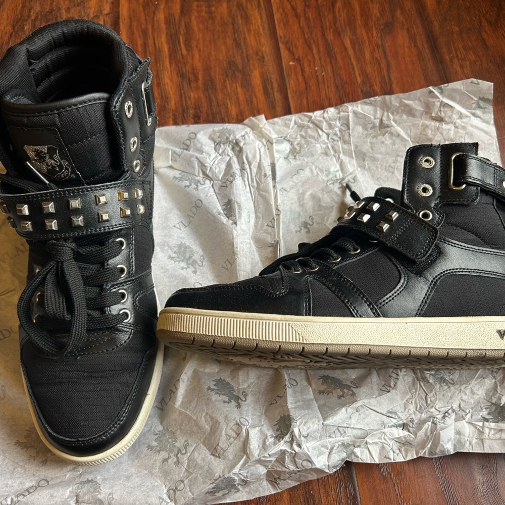 Women’s VLADO HI TOP SNEAKER with studded Velcro strap. Size 9.5. Style ARTISAN
